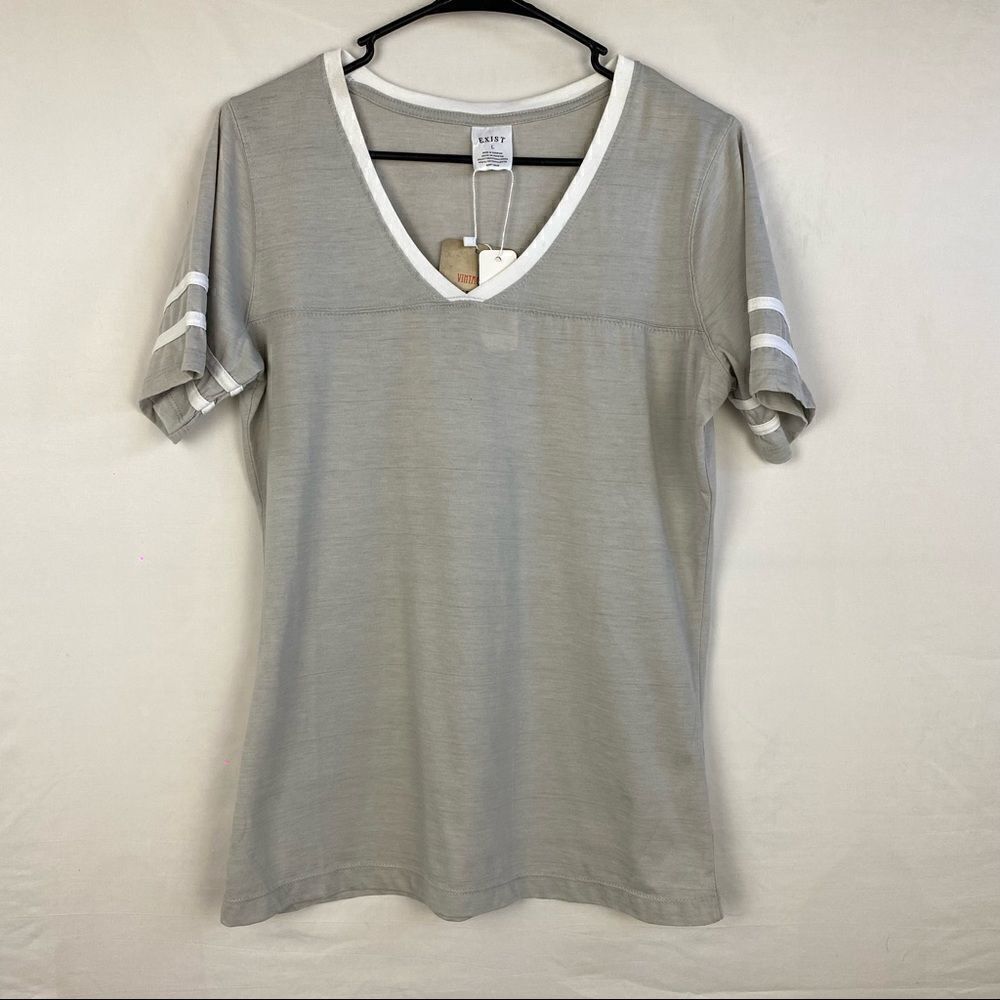 Juniors v neck tee